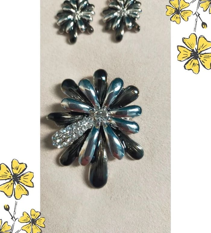 Parure pendentif + boucles d’oreilles – Fleur métal argenté & strass - photo numéro 2