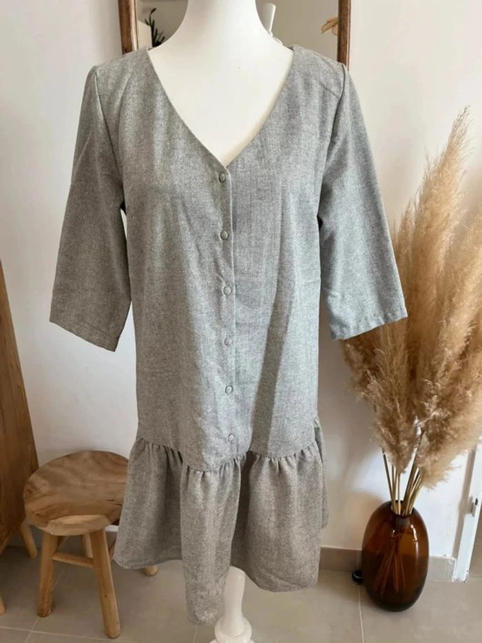 Robe grise à boutons - photo numéro 2