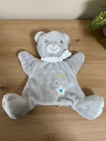 Doudou marionnette ours gris écharpe blanche étoile brodée mots d enfants