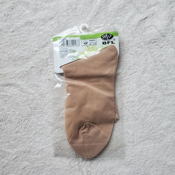 Une paire de chaussettes fines, neuves pour femme (3 + 1 offert dans tout le dressing) - photo numéro 3