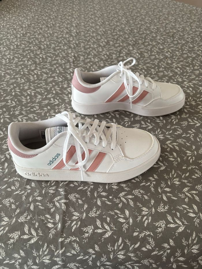 Baskets en cuir Adidas pointure 38, neufs sans étiquette