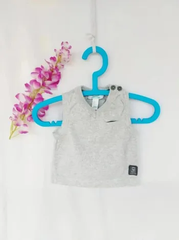 Pull sans manches col V Obaïbi 3 mois