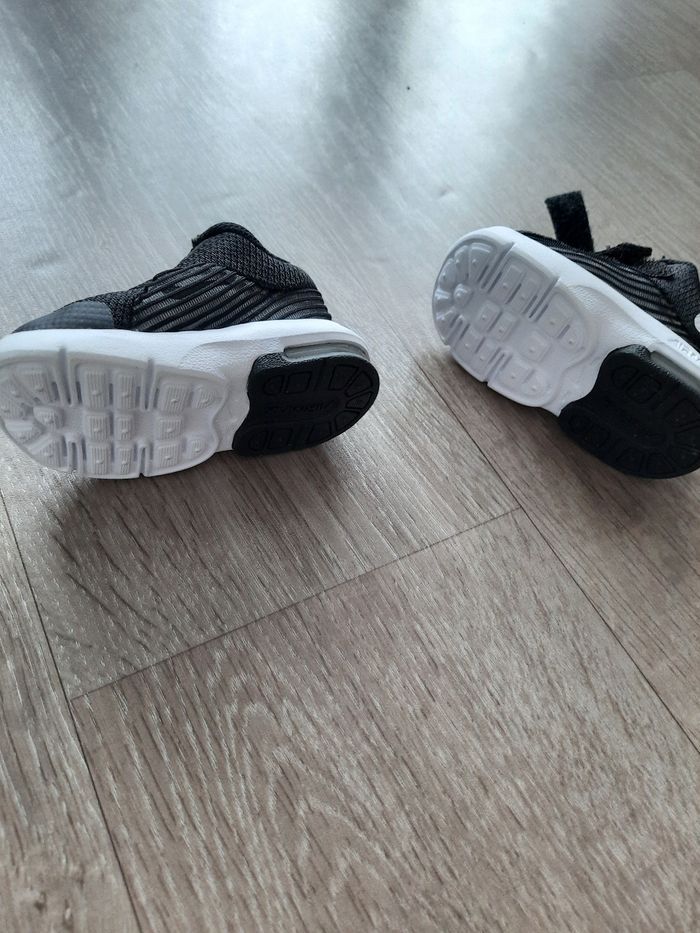 Chaussures Nike taille 17 - photo numéro 2