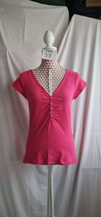 Tee-shirt, rose,en très très bon état, en coton&elasthanne ,longueur 59cm, largeur d'épaule 35cm