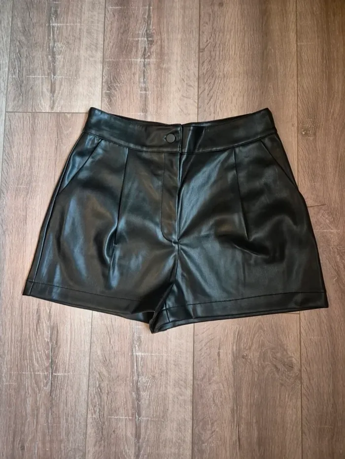 Short noir effet cuir Kiabi