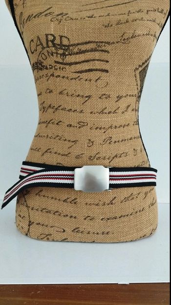 Ceinture rayée noir rouge et blanc
