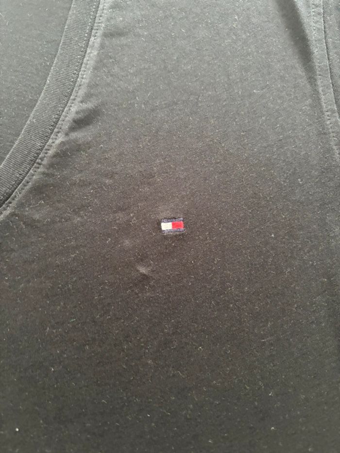 Tee shirt noir col V Tommy Hilfiger taille XL - photo numéro 2
