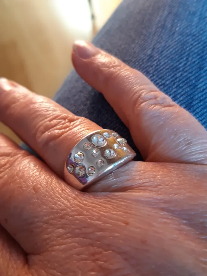 Bague fantaisie avec strass ajustable