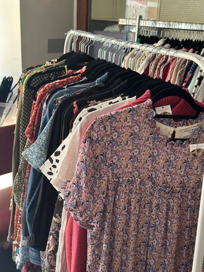 Lot de 35 vêtements femme (tailles 34 à 40) Déstockage - photo numéro 2