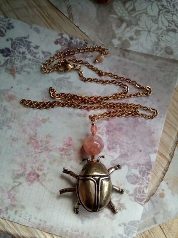 Collier scarabé et pierre de lune orangée