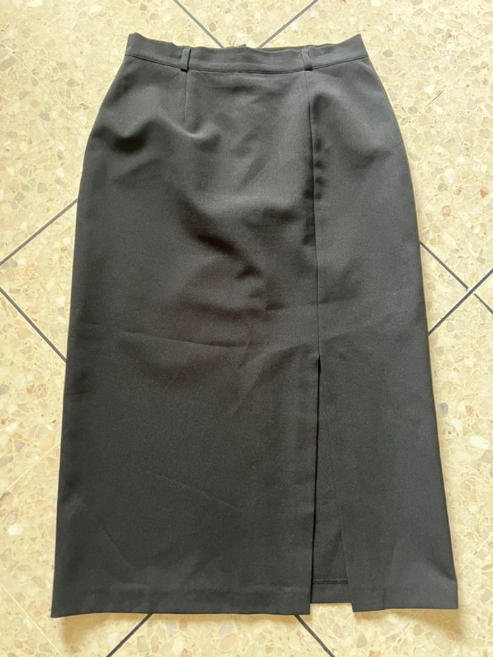 Jupe longue noire,taille 42, fendue sur le devant.