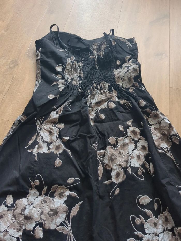 Jolie robe noire à fleurs avec dentelle - photo numéro 4