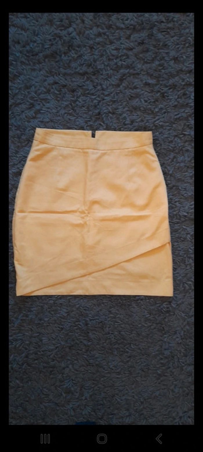 Jupe courte jaune - photo numéro 3