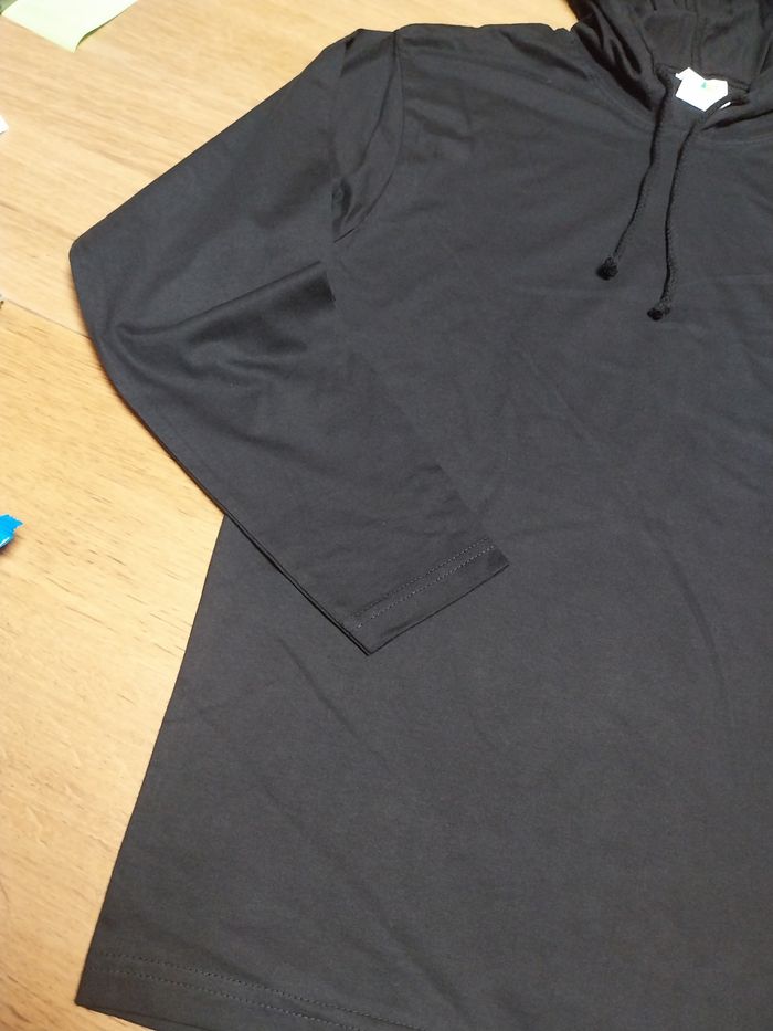 T shirt manches longues à capuche neuf S - photo numéro 3