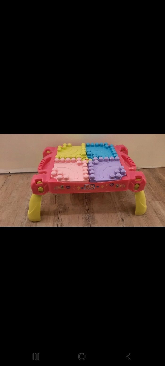 Table mega block