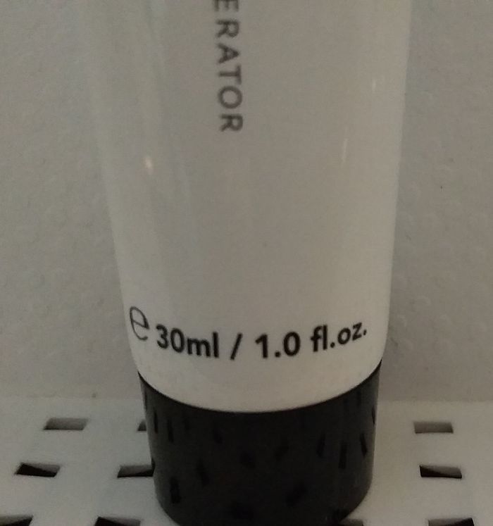 Micro Derm Regenerator  - nettoyant exfoliant visage - Context - photo numéro 3