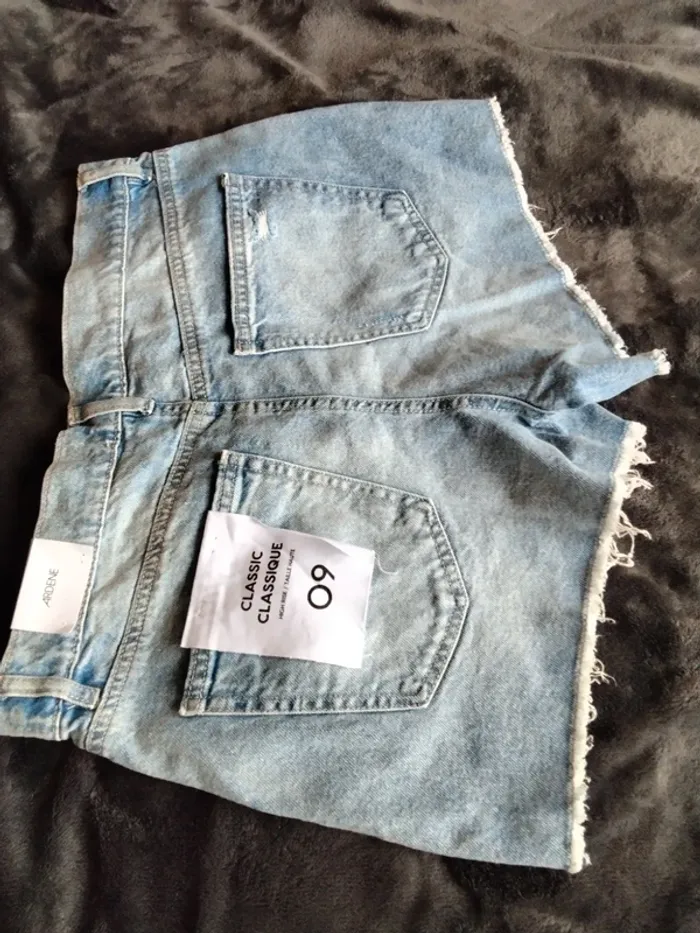 Short jeans femme. Marque Ardene classique (A194) - photo numéro 3