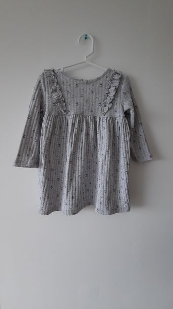 Robe grise à fleurs