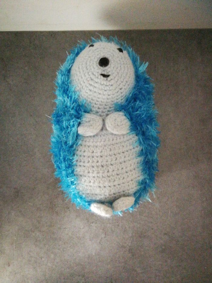 Peluche amigurumi hérisson bleu fait main au crochet - photo numéro 5