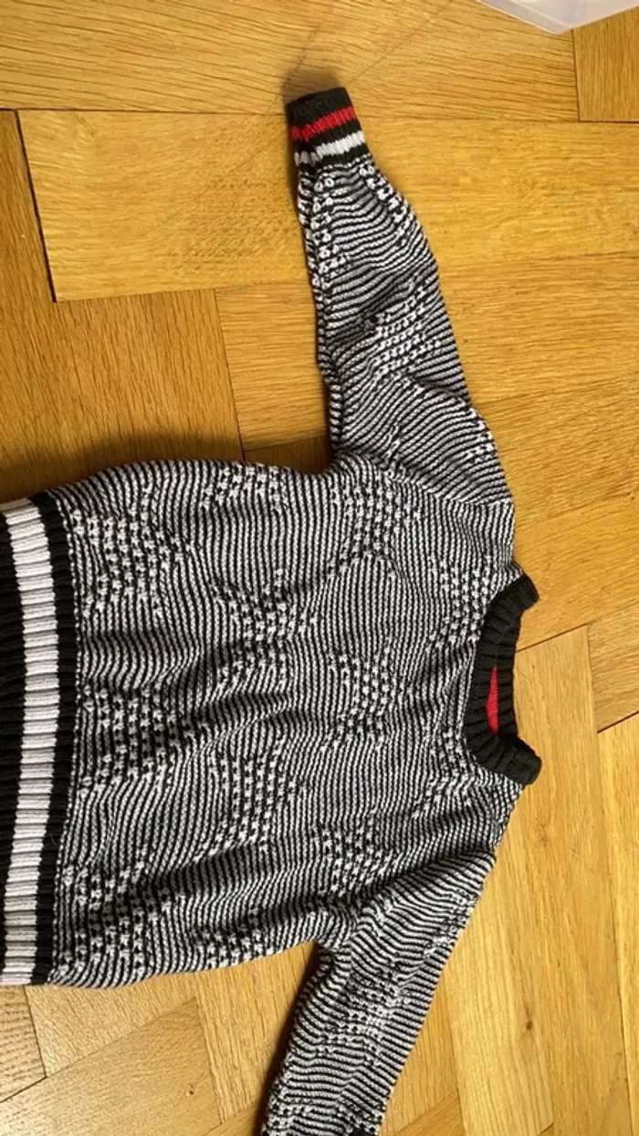 Pull noir et blanc 6 mois