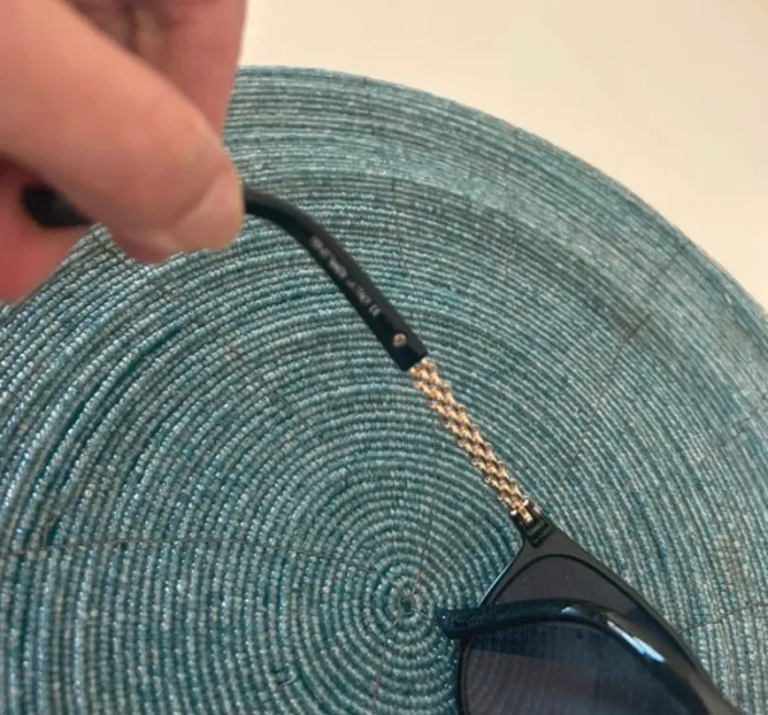 Lunettes de soleil, branche dorée femme Très bon état - photo numéro 2