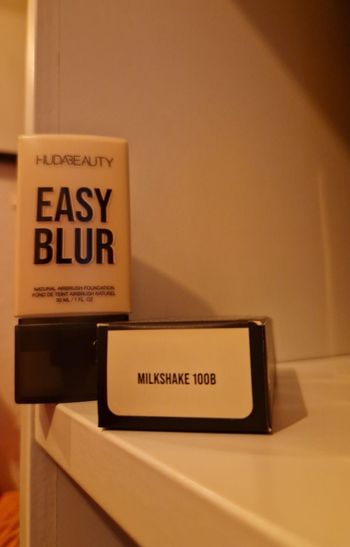 Hudabeauty fond de teint Easy blur milkshake 100B 30ml neuf jamais utilisé jamais ouvert