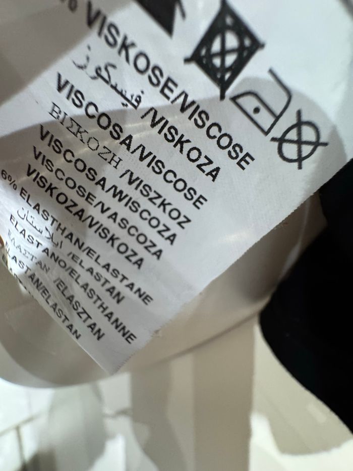 T-shirt strasse noir Pimkie, taille L Je vends un T-shirt Avec des strass - photo numéro 8