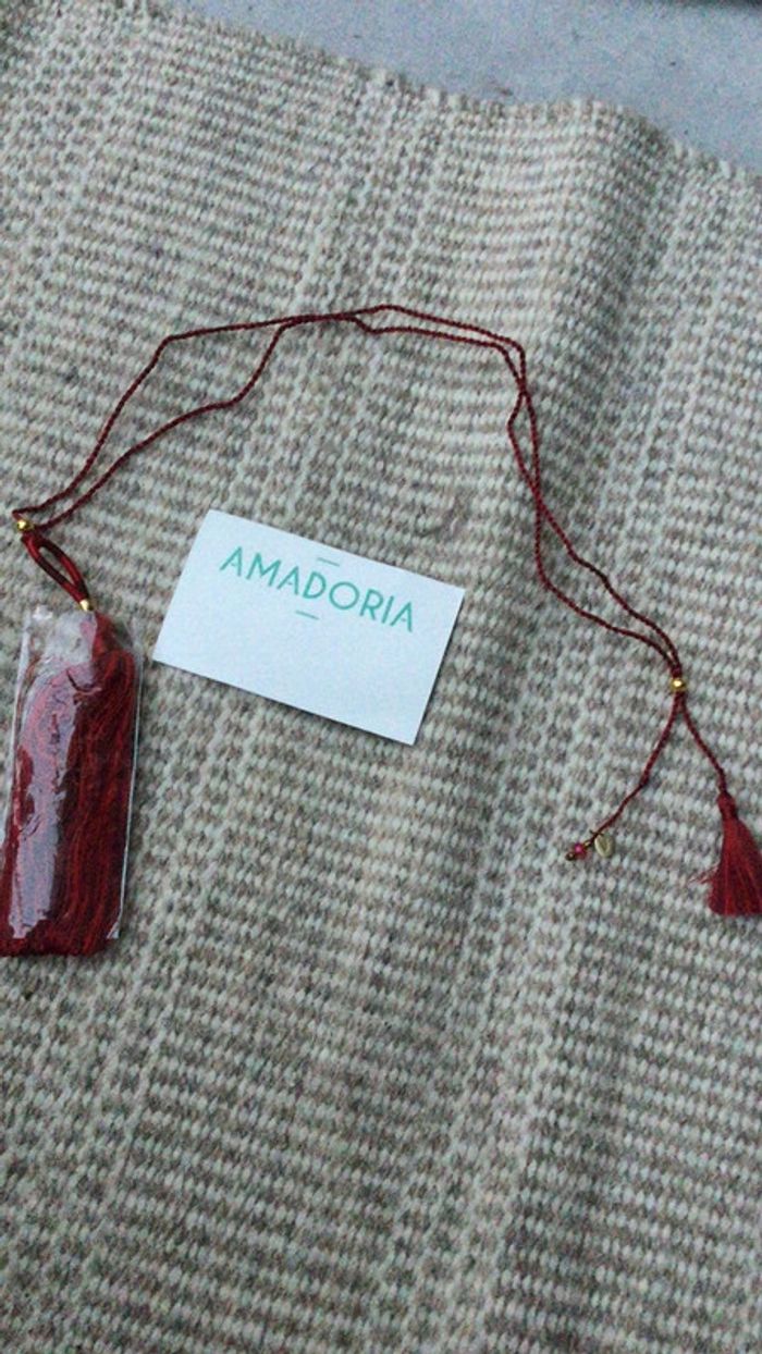 Collier pendentif pompon ajustable dans la longueur