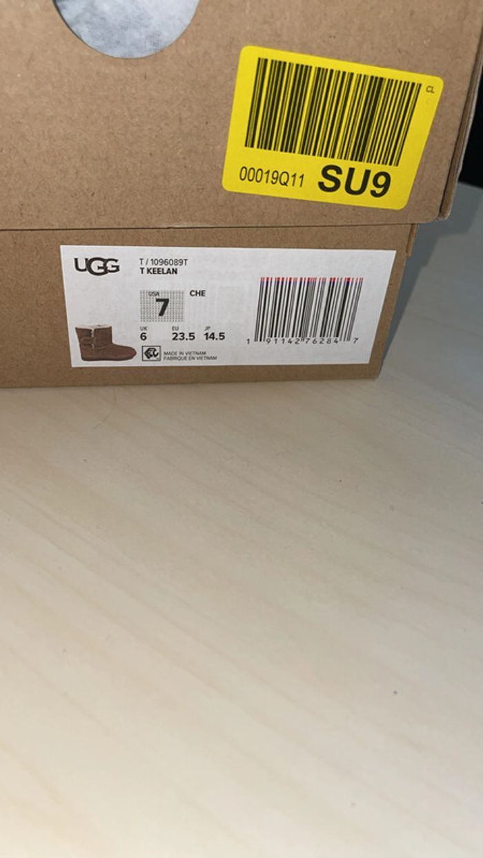 Bottines UGG avec scratch – Taille 23 - photo numéro 6