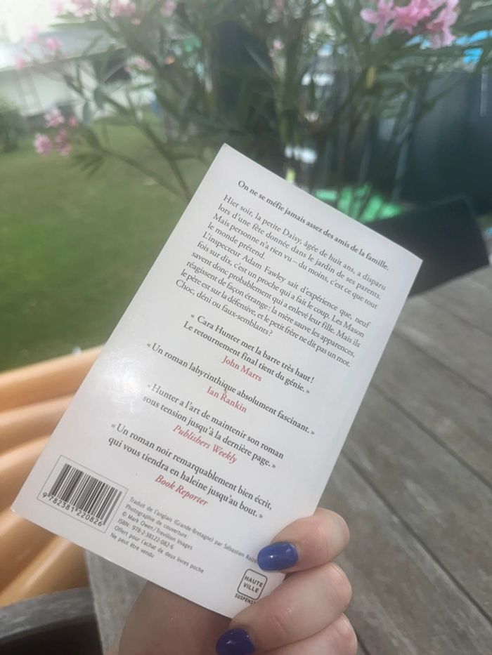 Livre sous nos yeux Cara Hunter - photo numéro 2
