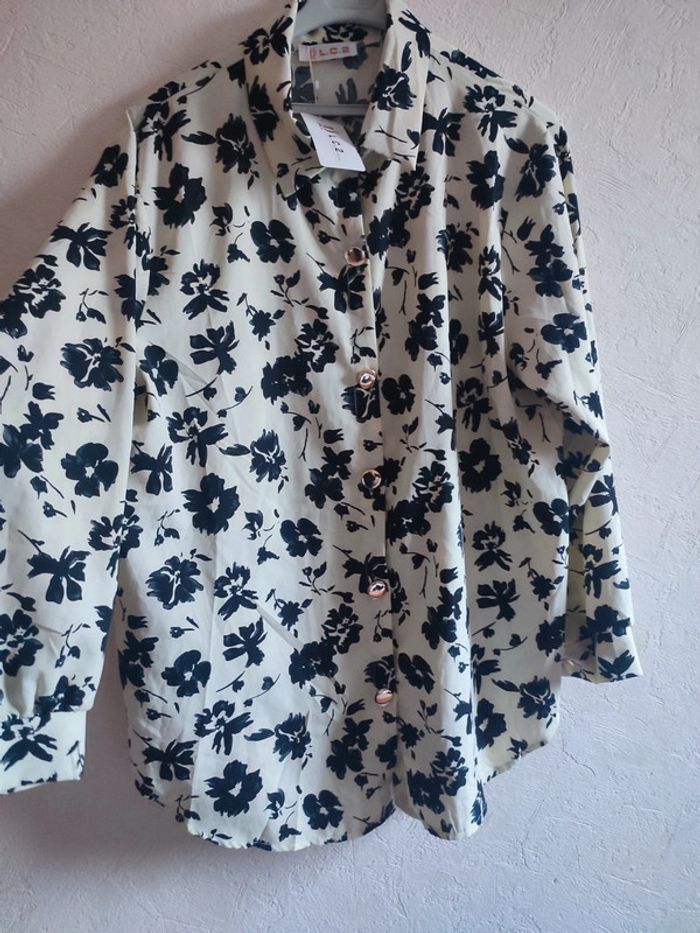 Chemise longue et fluide à fleurs noires - Taille unique 🌸 - photo numéro 2