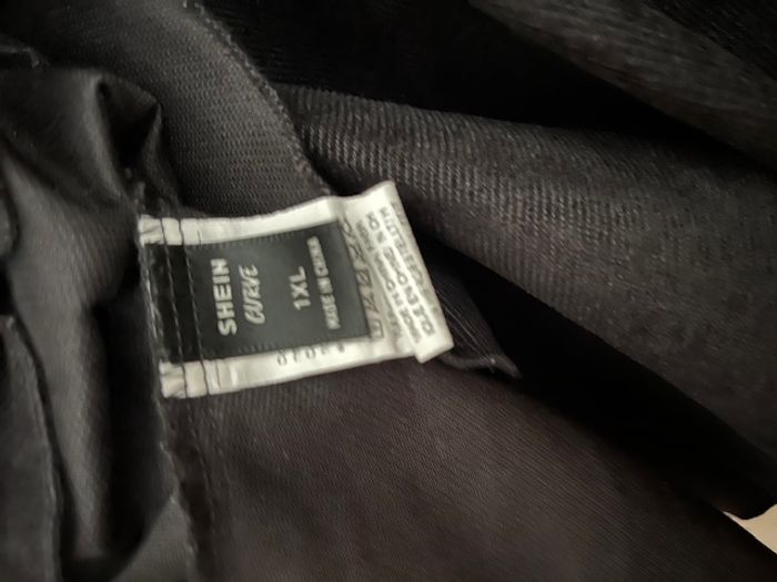 Robe noire SHEIN 1XL – dos croisé élégant, grande taille, bon état - photo numéro 3