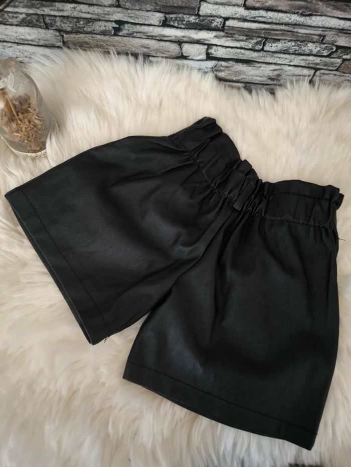 🖤 Joli short en simili cuir taille 8 ans 🖤 - photo numéro 3