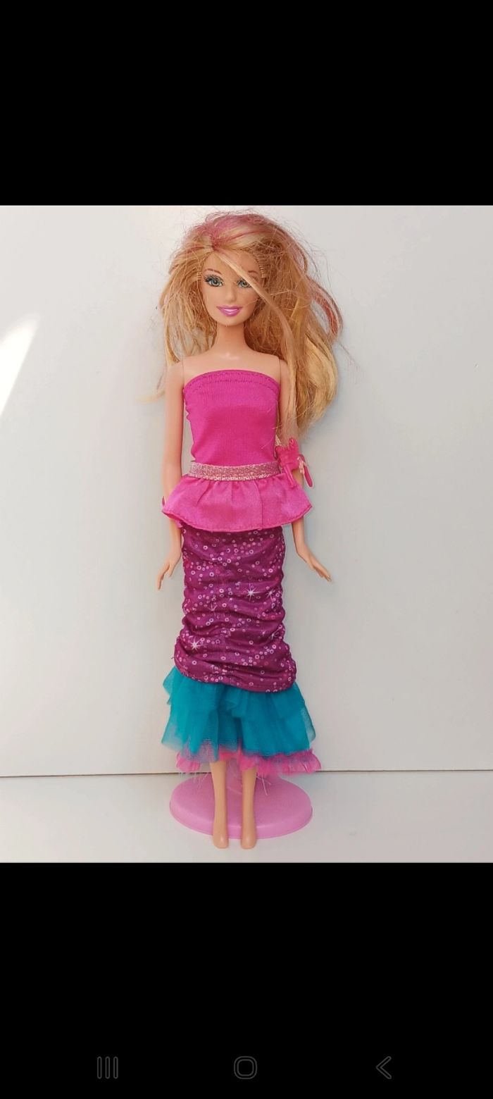 Poupée mattel barbie Secret des Fées 
En tirant sur la ficelle à l'arrière de la Poupée elle se change.