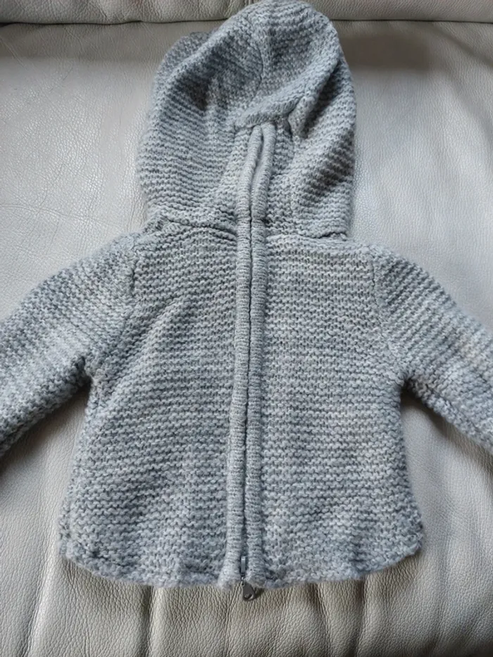 Veste style cape en maille à capuche 1 mois - photo numéro 7