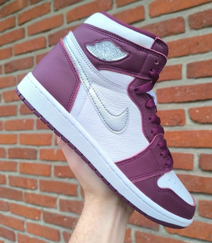 Baskets Jordan one mid blanches et bordeaux pointure 42 neuves avec boîte