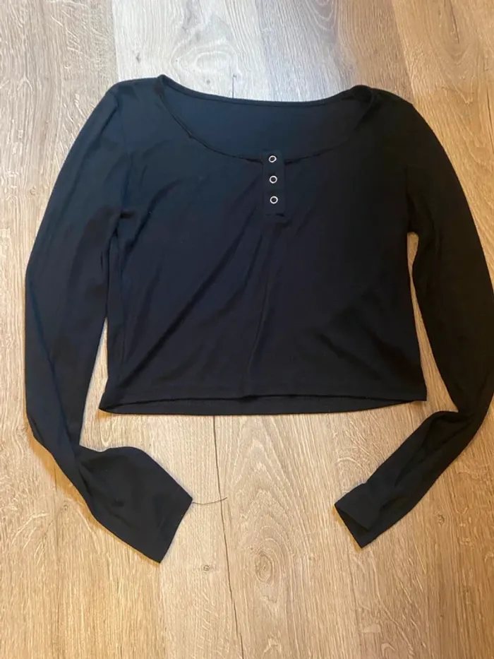 t shirt/ top noir col carré a bouton
