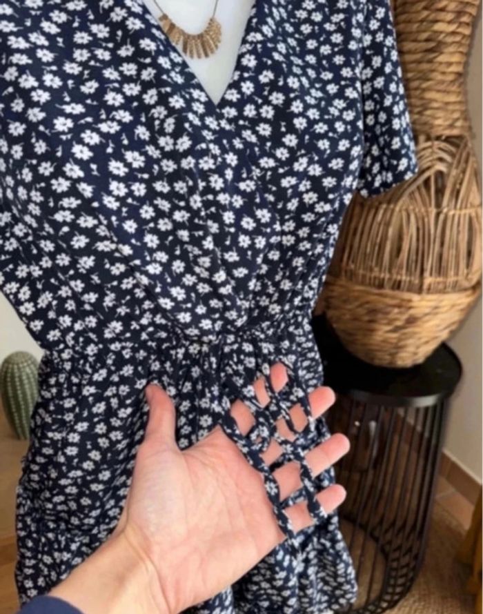 Robe bleu motif fleurs blanches - photo numéro 5