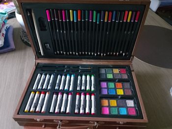 Malette de crayons et peintures pour le dessin