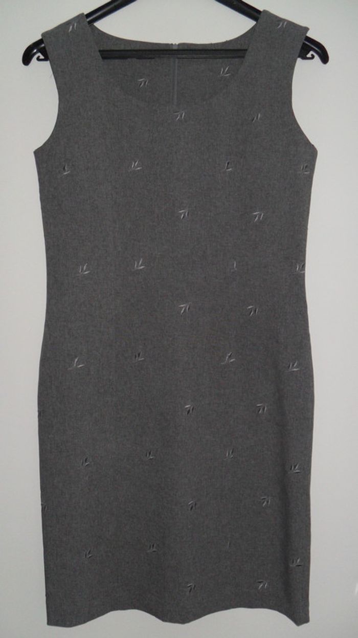 Robe chasuble gris chine feuilles brodees. Taille 38 / 40