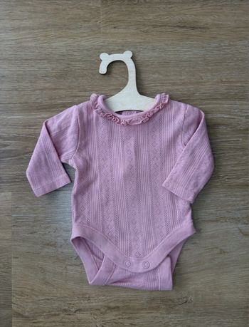 Body rose avec un joli col bébé fille - 1 mois