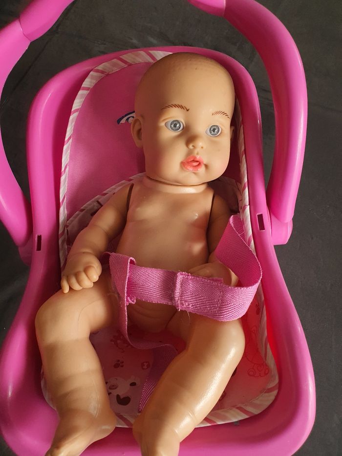 Bébé dans son cosy - photo numéro 2