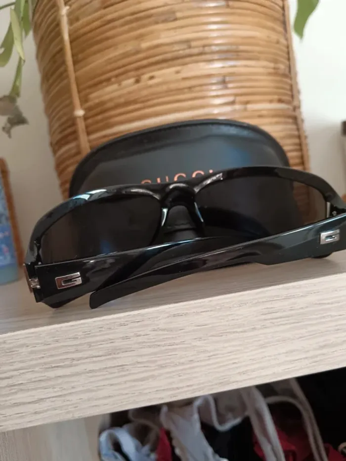 Lunette de soleil Gucci enveloppantes - photo numéro 3