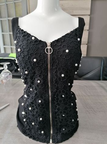 Top noir effet brodé et perles