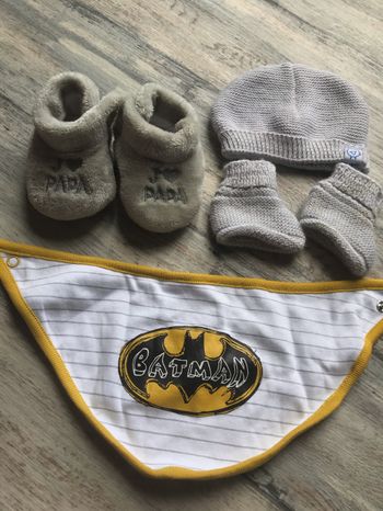 Ensemble bonnet +chaussettes +chausson + bavoir