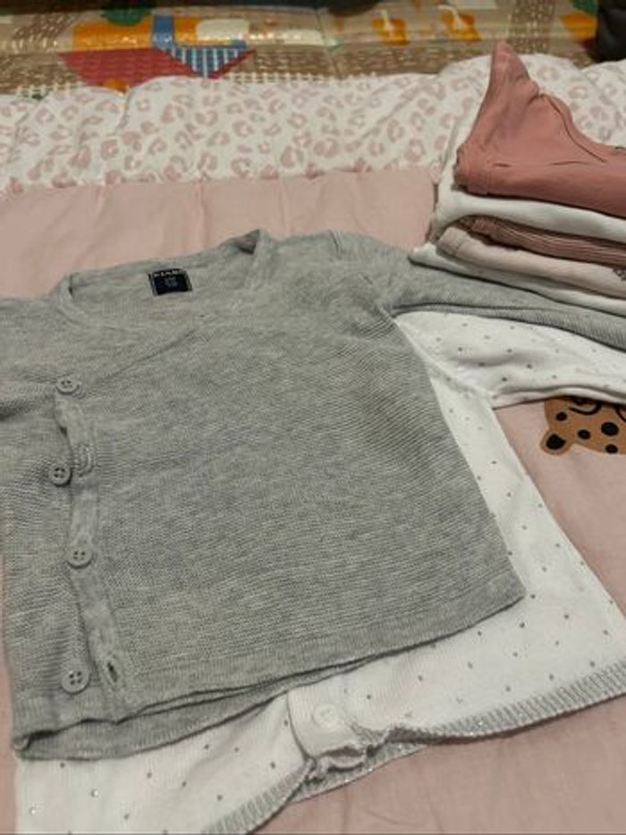 Lot de bodys / gilets / pantalon fille 3 mois - photo numéro 3