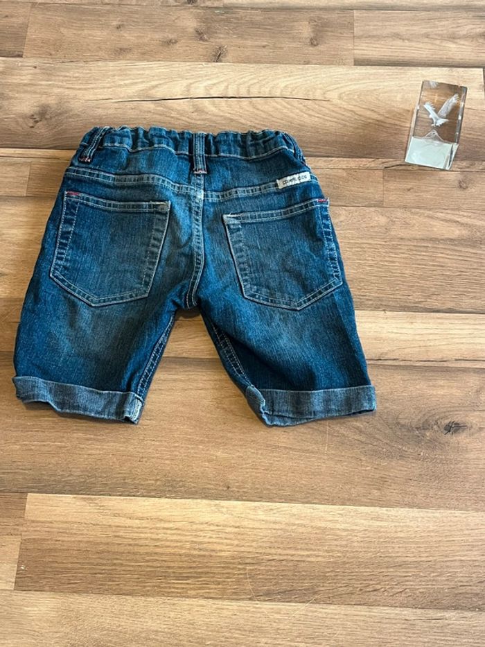 Je vend un short  jeans enfant garçon 6 ans très bon état - photo numéro 2