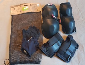 Ensemble protections rollers/skateboard + gants vélo
