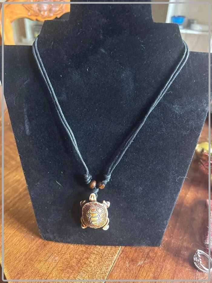 Collier tortue en résine chaîne réglable