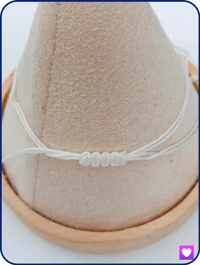 Bracelet fleur blanche sur cordon ajustable – look minimaliste - photo numéro 4